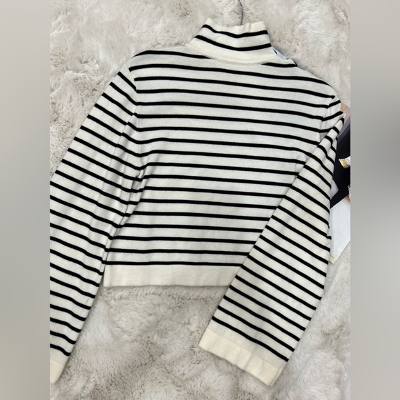 Suncoo Paris like new 🔥
Classic high-neck sweater in ecru and black stripes - Picture 10 of 15